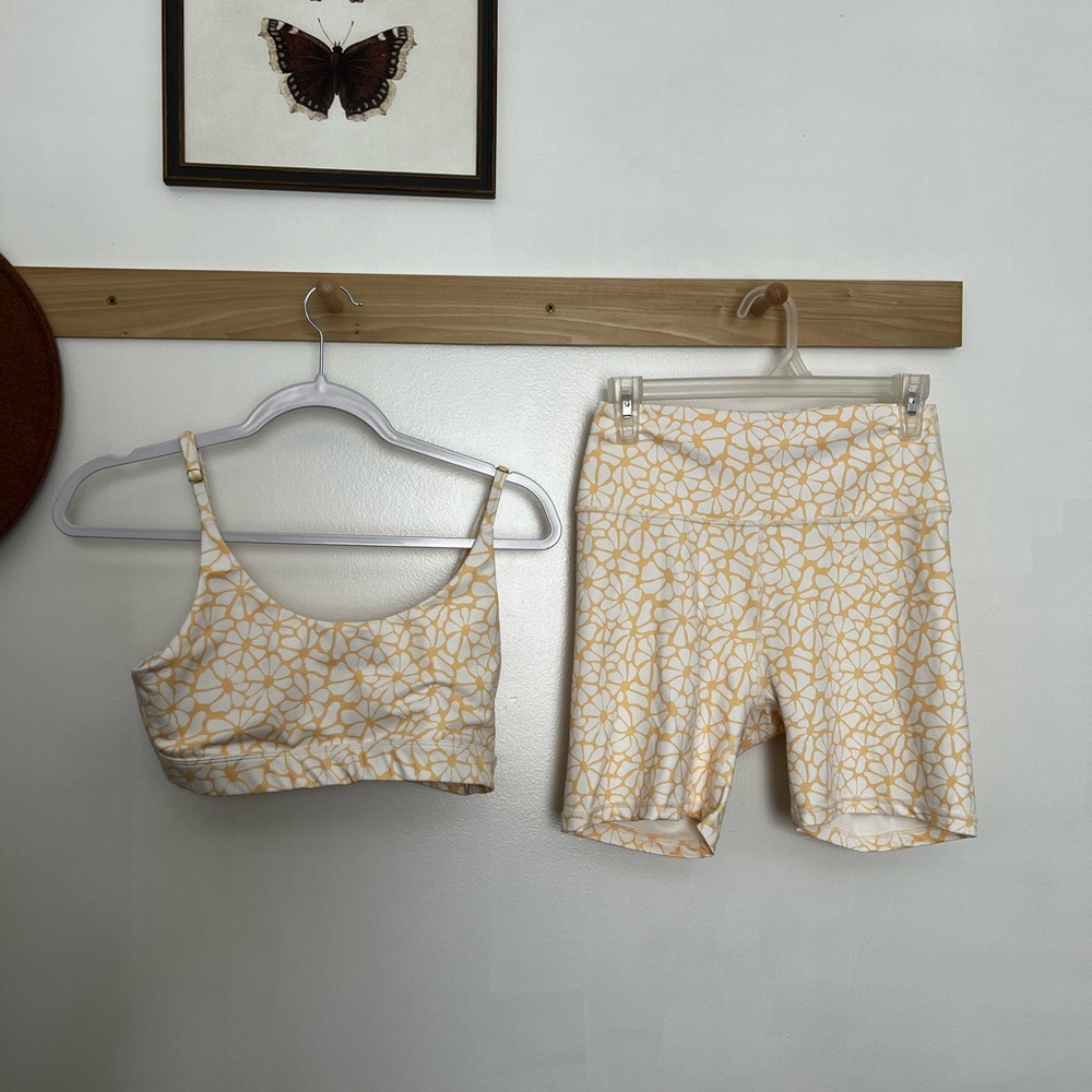 Wilo floral Yellow Patterned Sports Bra and Shorts Set
